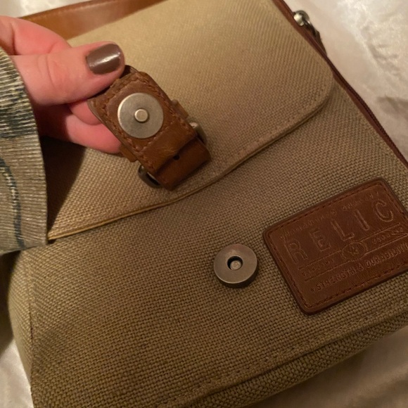 green and brown leather purse with lots of storage - Picture 5 of 10